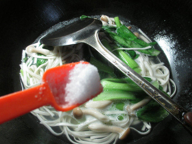 蟹味菇青菜汤面步骤4