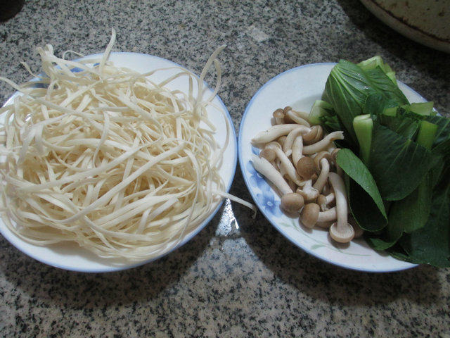 蟹味菇青菜汤面步骤1