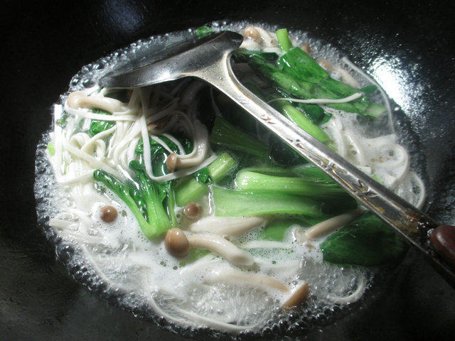 蟹味菇青菜汤面步骤3