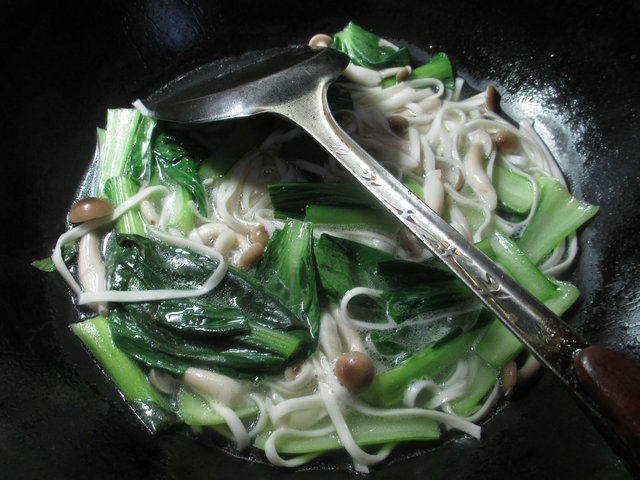 蟹味菇青菜汤面步骤5