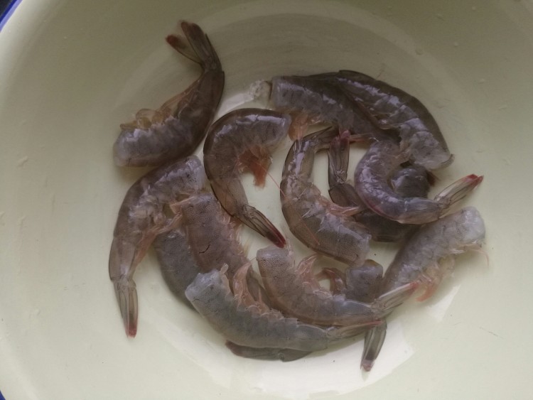 凤梨烤虾串步骤1