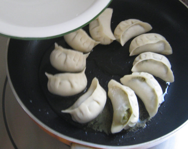 蛋煎饺步骤7