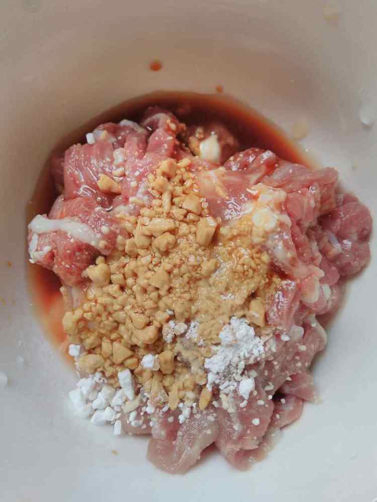 菌菇肉丝面步骤2