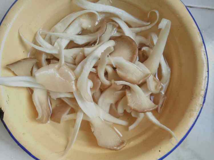 菌菇肉丝面步骤4