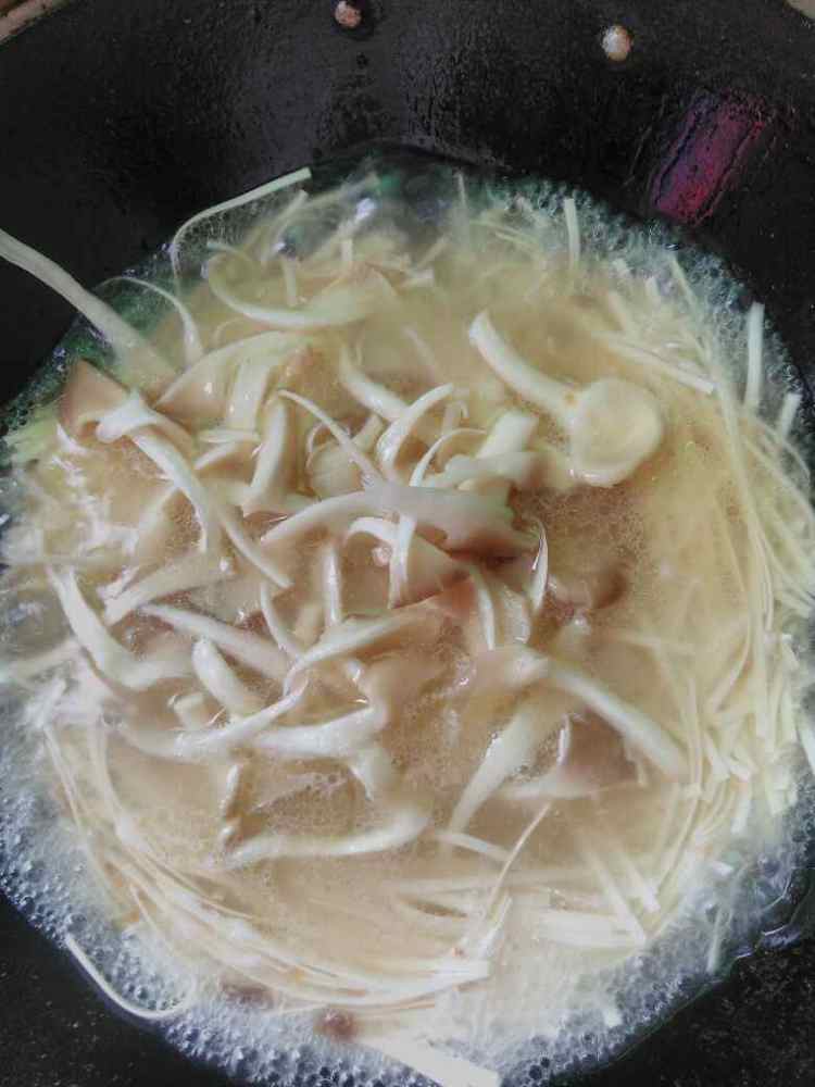 菌菇肉丝面步骤11