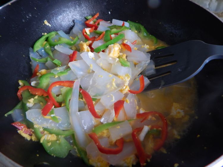 青椒鸡蛋炒凉粉步骤12