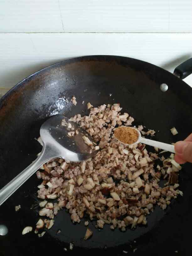 香菇肉酱面步骤3