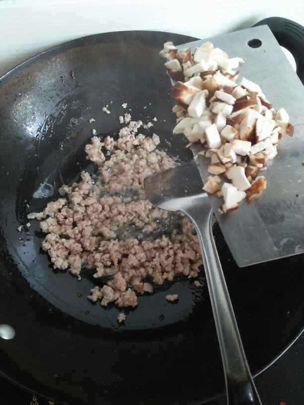 香菇肉酱面步骤2