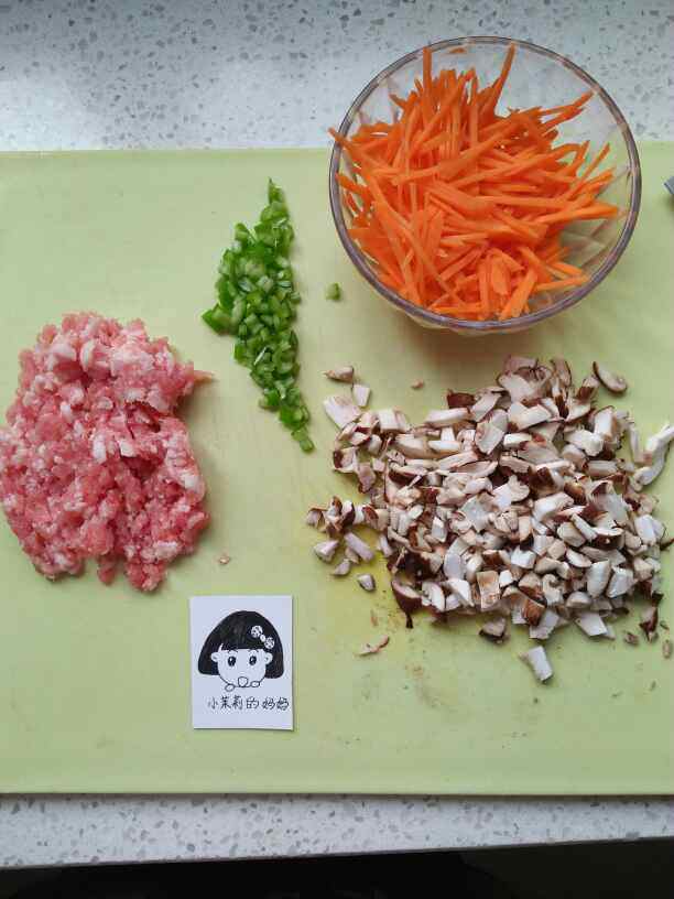 香菇肉酱面步骤1