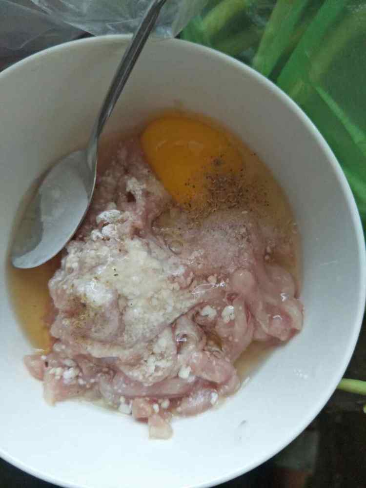 蘑菇肉丝面步骤2