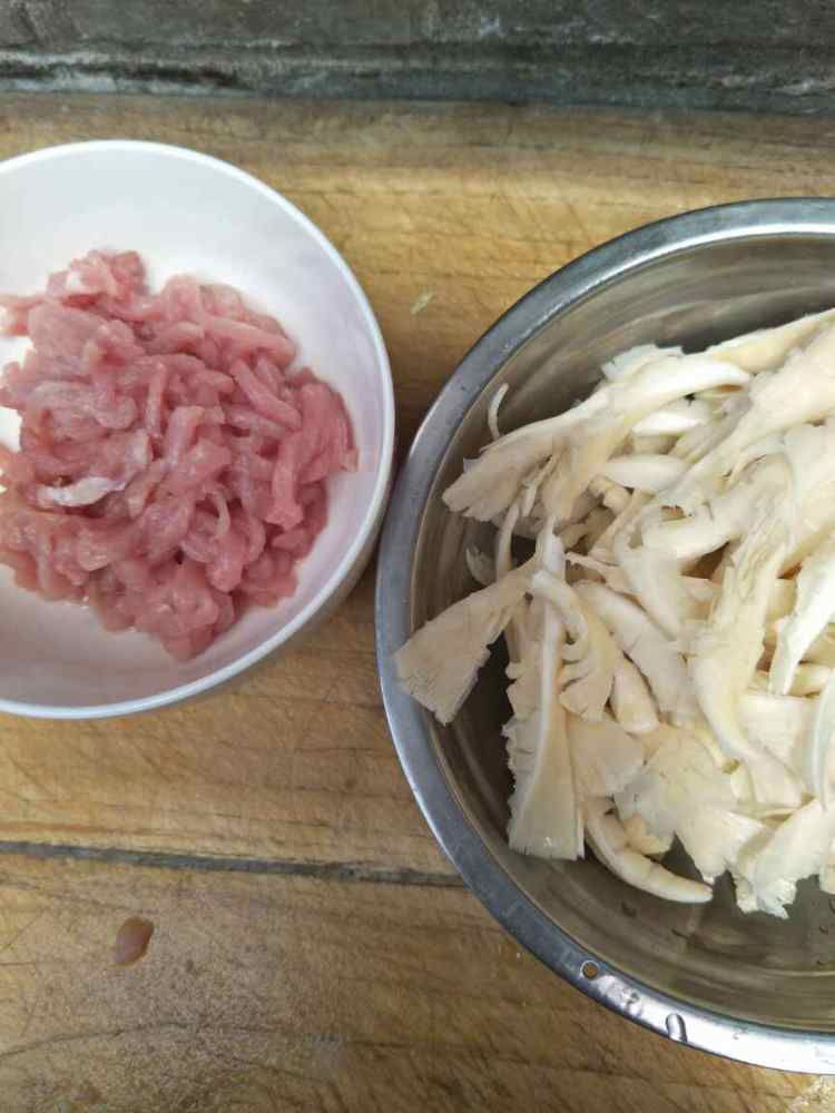 蘑菇肉丝面步骤1