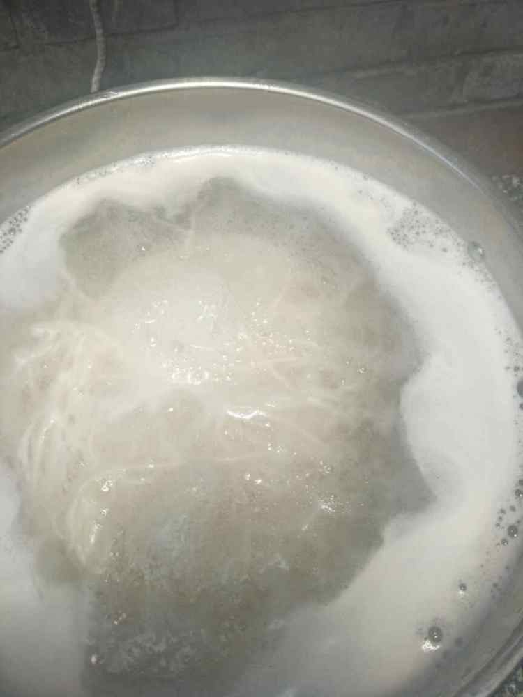 蘑菇肉丝面步骤9