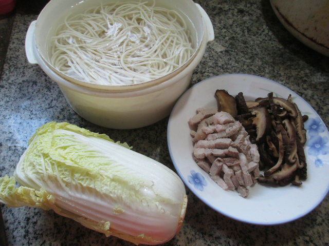 香菇猪肉娃娃菜炒面步骤1
