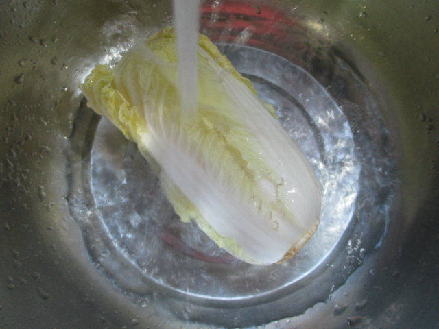 香菇猪肉娃娃菜炒面步骤2