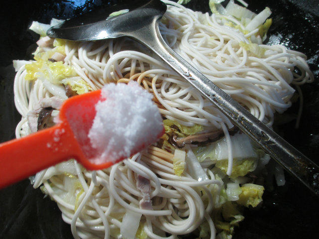 香菇猪肉娃娃菜炒面步骤7