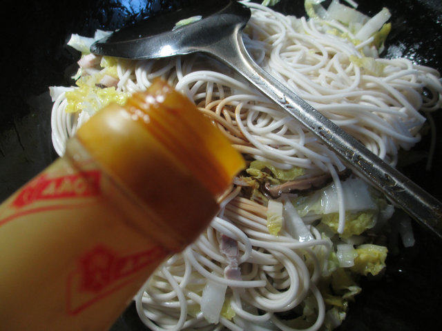 香菇猪肉娃娃菜炒面步骤6