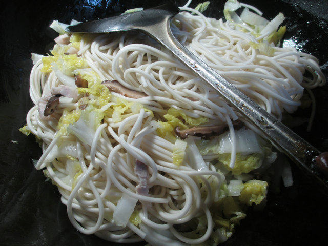 香菇猪肉娃娃菜炒面步骤5