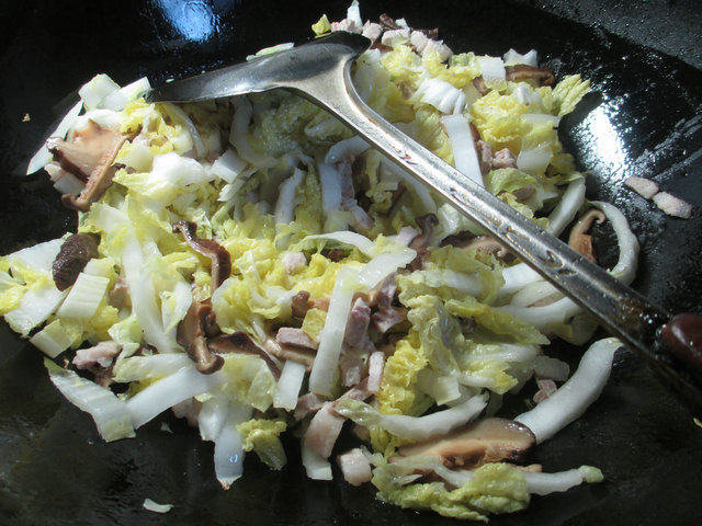 香菇猪肉娃娃菜炒面步骤4