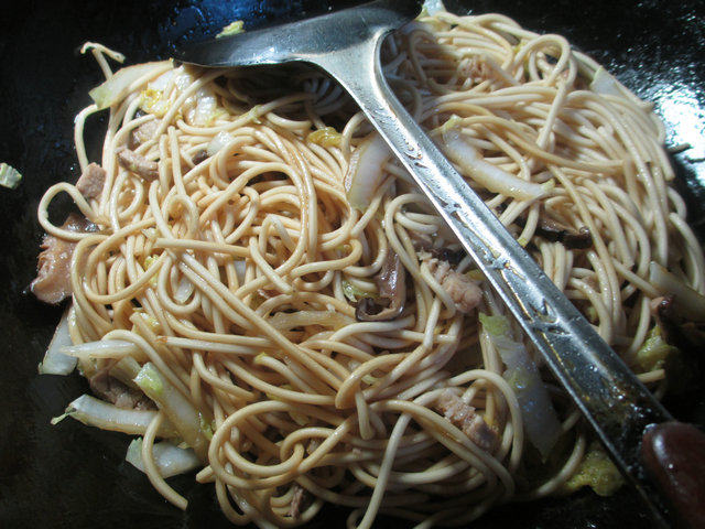 香菇猪肉娃娃菜炒面步骤8