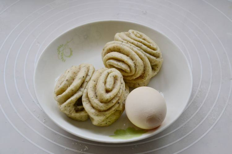 #盛夏餐桌# 香煎花卷步骤1