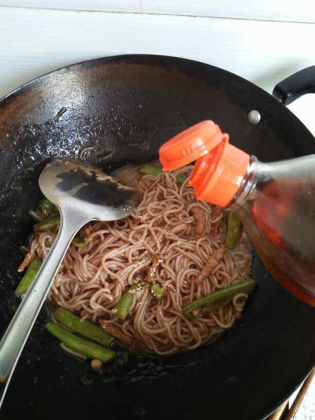 豆角焖面步骤18