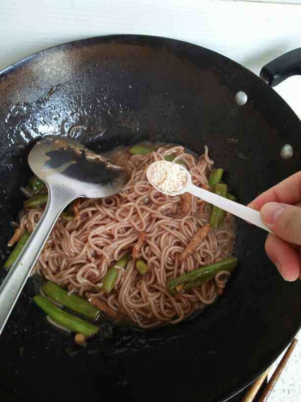 豆角焖面步骤17