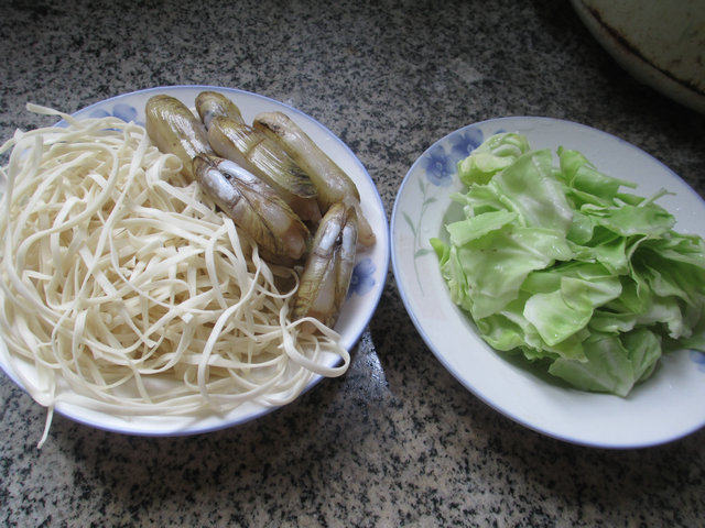 圆白菜蛏子汤面步骤1