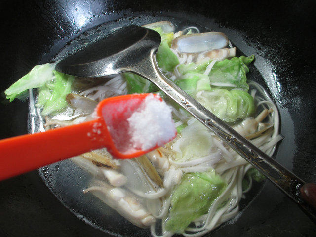 圆白菜蛏子汤面步骤5