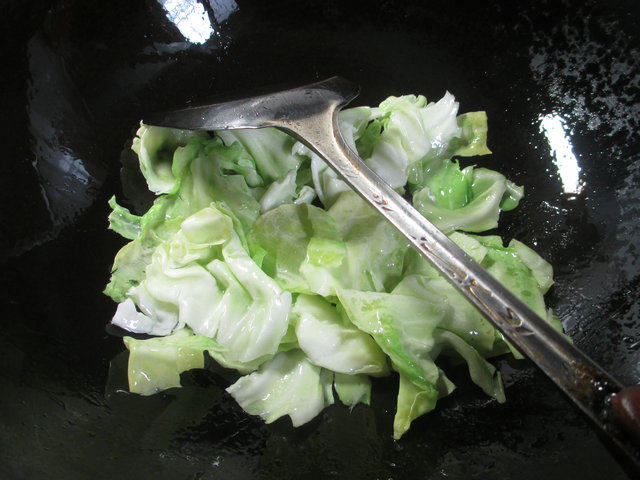 圆白菜蛏子汤面步骤2