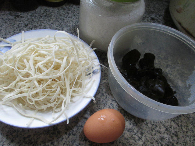 鸡蛋黑木耳汤面步骤1