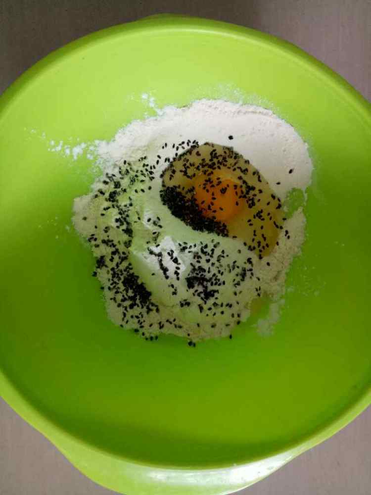 鸡蛋黑芝麻卷饼步骤2