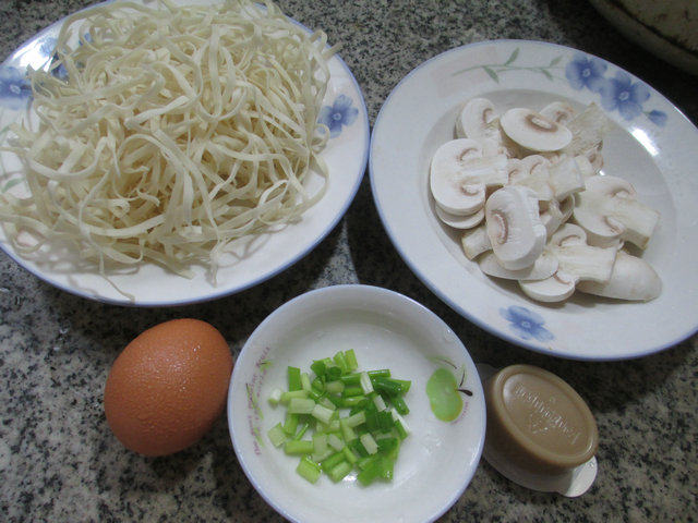 蘑菇鸡蛋汤面步骤1