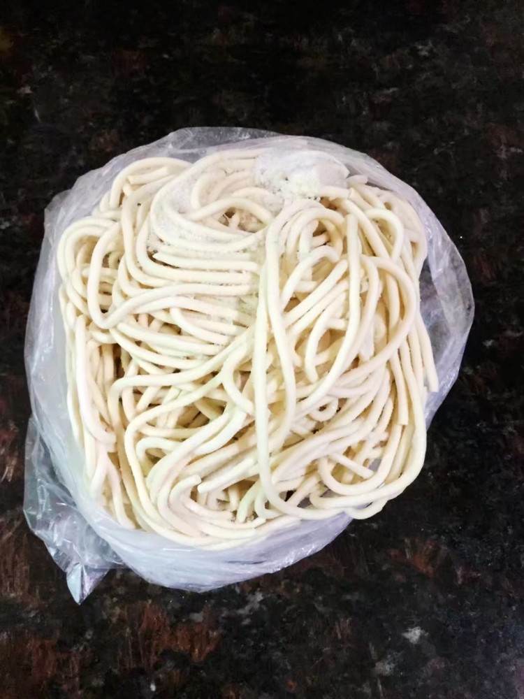 鸡腿辣椒炒面步骤1