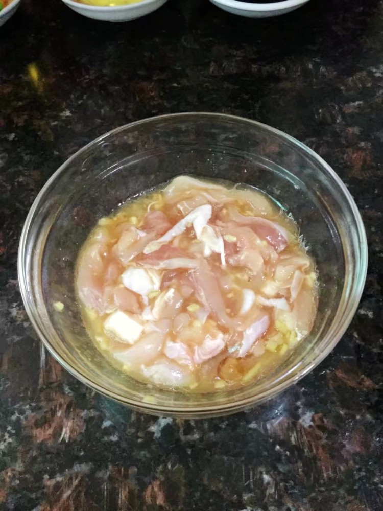 鸡腿辣椒炒面步骤6