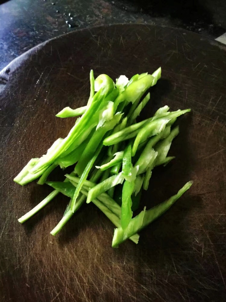 鸡腿辣椒炒面步骤3