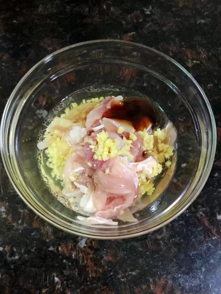 鸡腿辣椒炒面步骤5