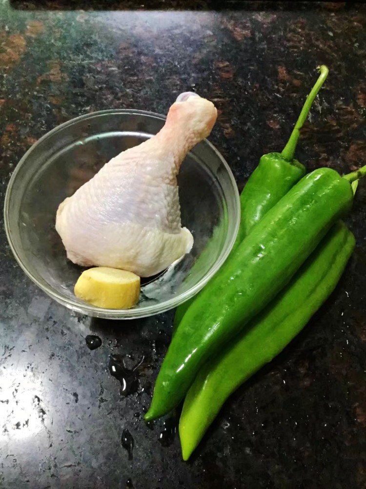 鸡腿辣椒炒面步骤2