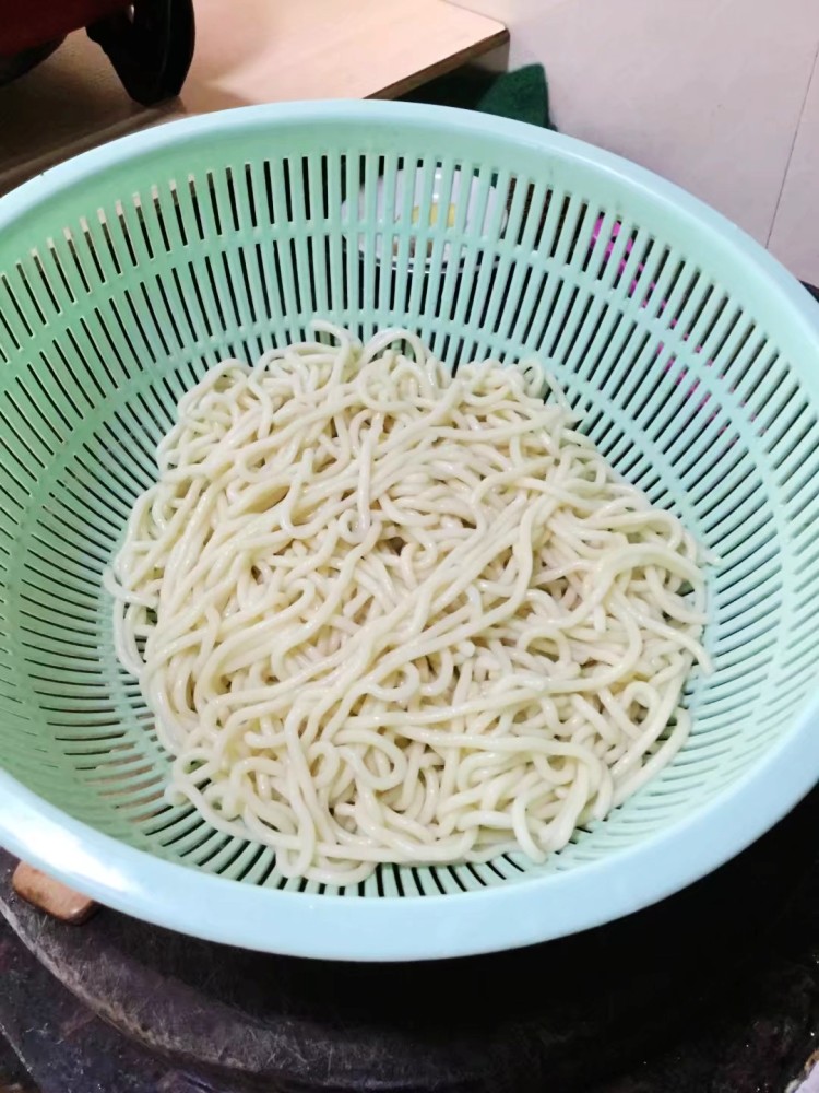 鸡腿辣椒炒面步骤8