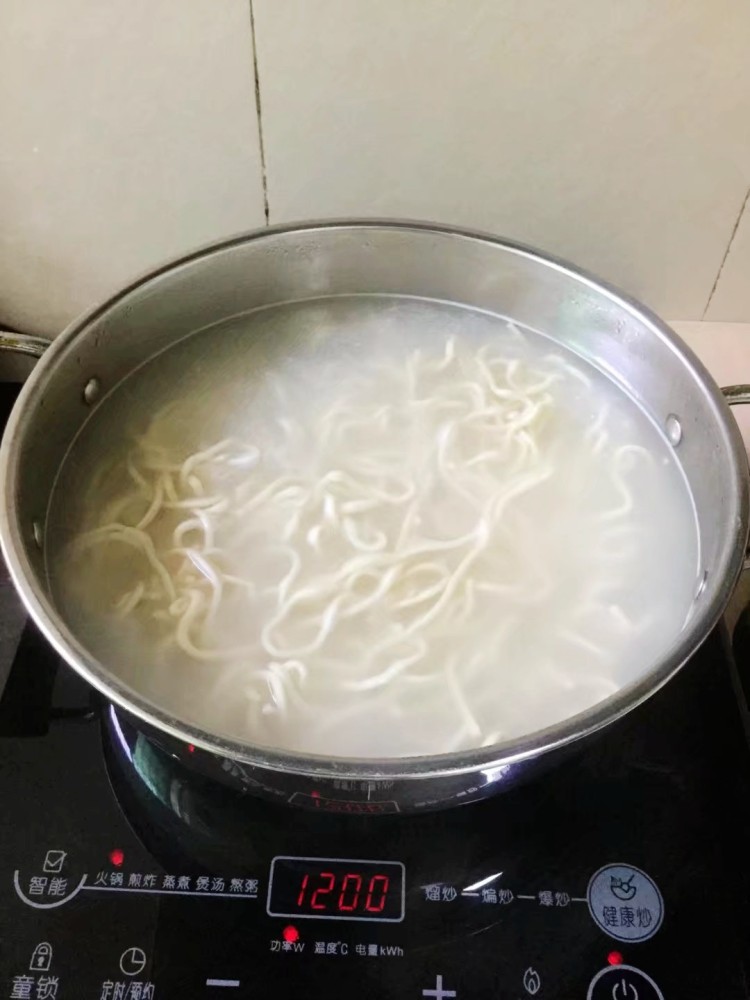 鸡腿辣椒炒面步骤7