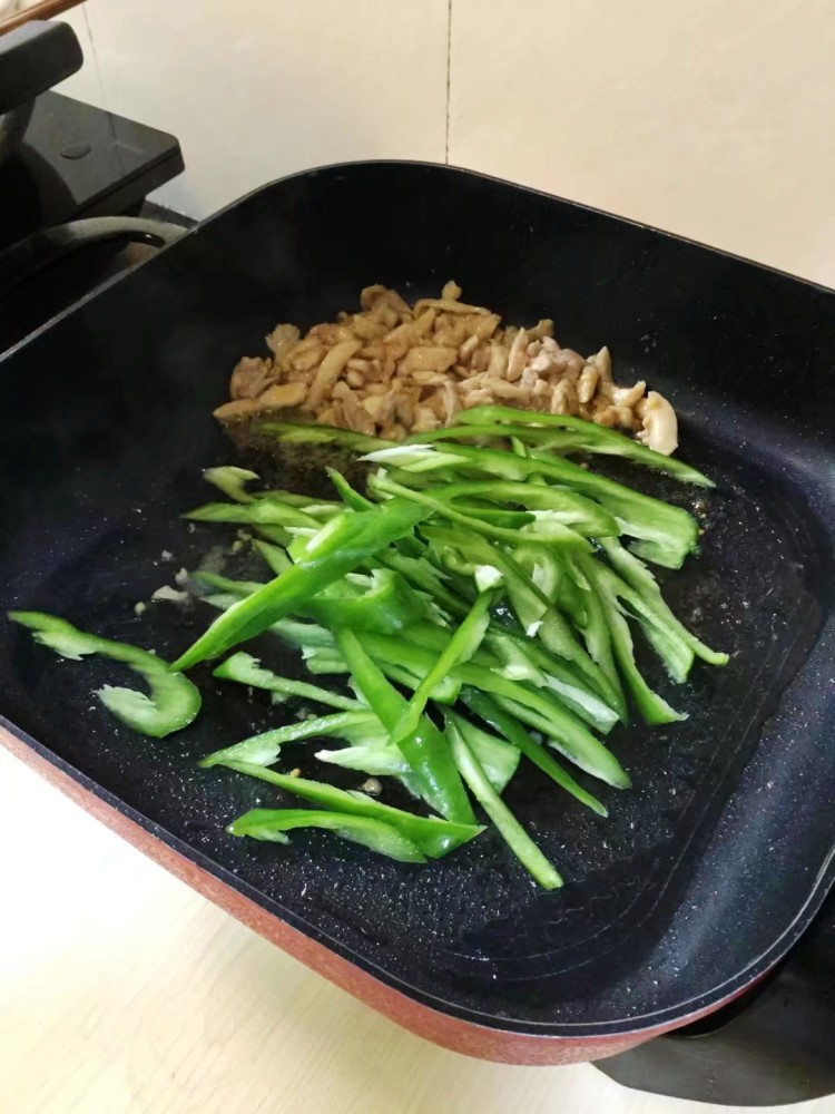 鸡腿辣椒炒面步骤12