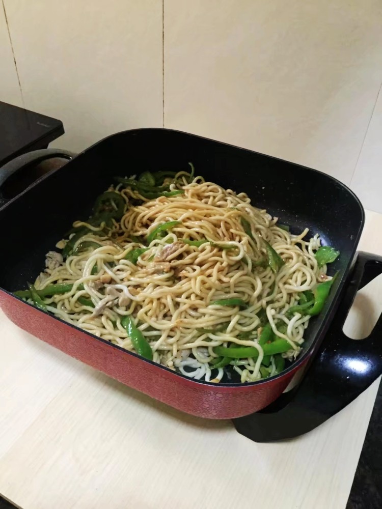 鸡腿辣椒炒面步骤17