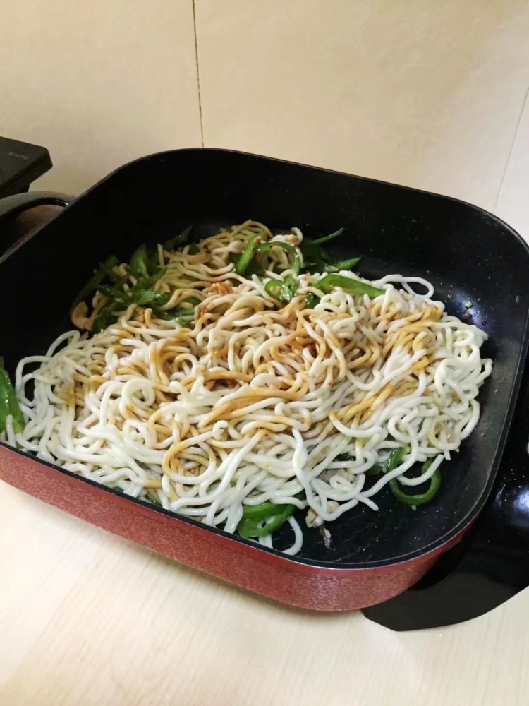 鸡腿辣椒炒面步骤16