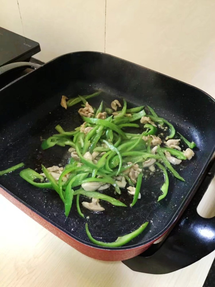 鸡腿辣椒炒面步骤13
