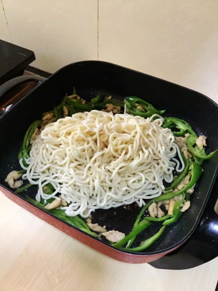 鸡腿辣椒炒面步骤15