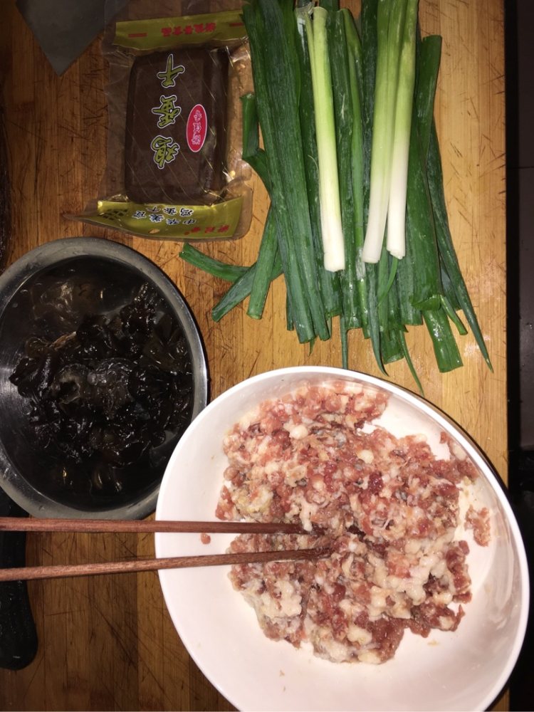 猪肉木耳鸡蛋干生煎包步骤2