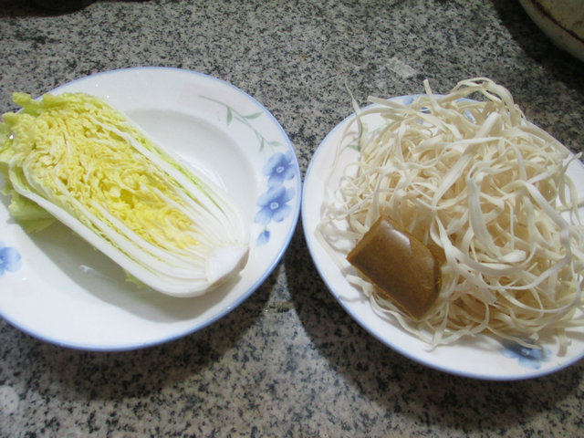 咖喱娃娃菜汤面步骤1