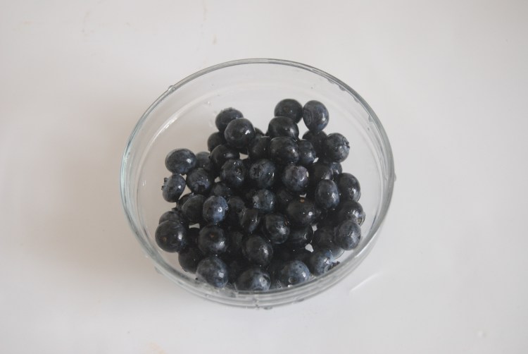 #盛夏餐桌#蓝莓奶昔果步骤2