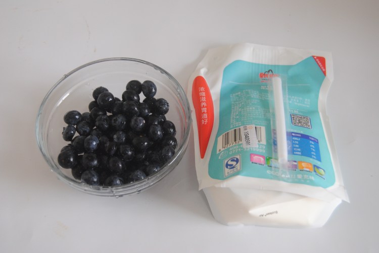 #盛夏餐桌#蓝莓奶昔果步骤3