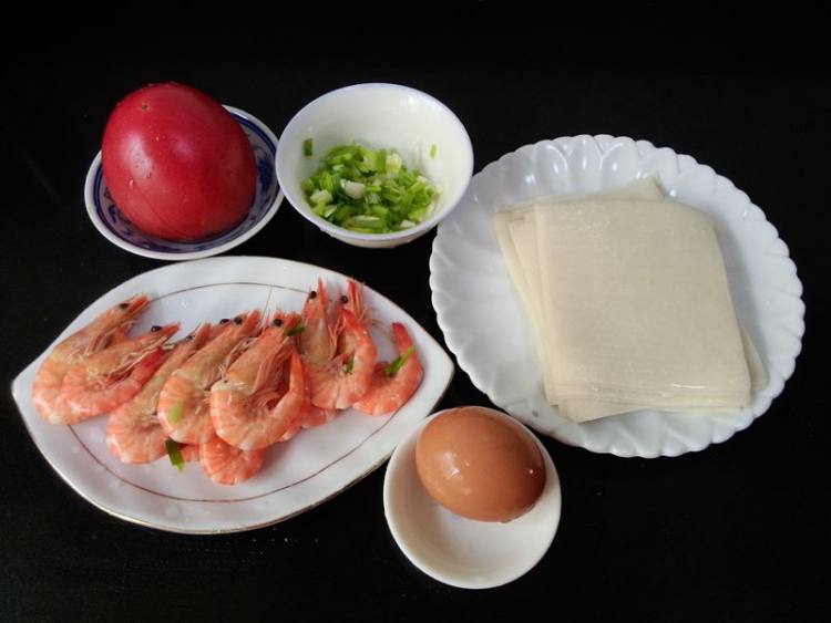 番茄鲜虾馄饨皮面汤步骤1