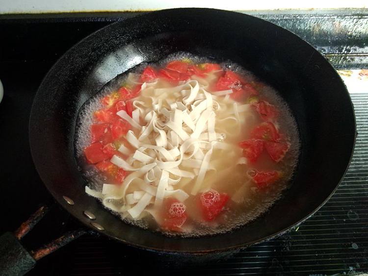 番茄鲜虾馄饨皮面汤步骤7
